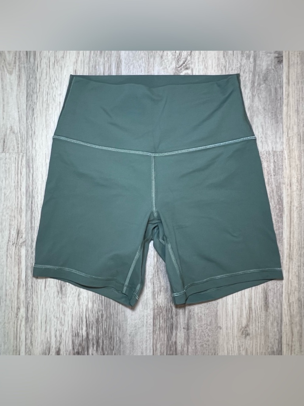 Lululemon High-Waist Women's Performance Shorts - Green Size 6